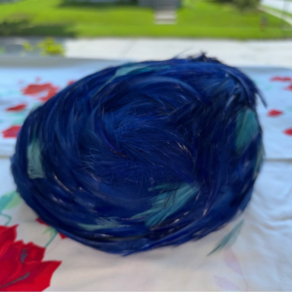 Vintage hat w/ royal blue/turquoise feathers & netting - Picture 12 of 13